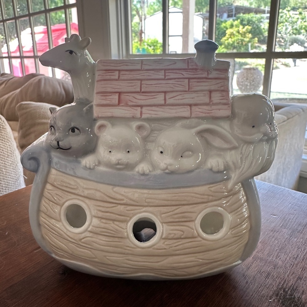 Enesco Noah's Ark Animal night light - Cream and Pink
